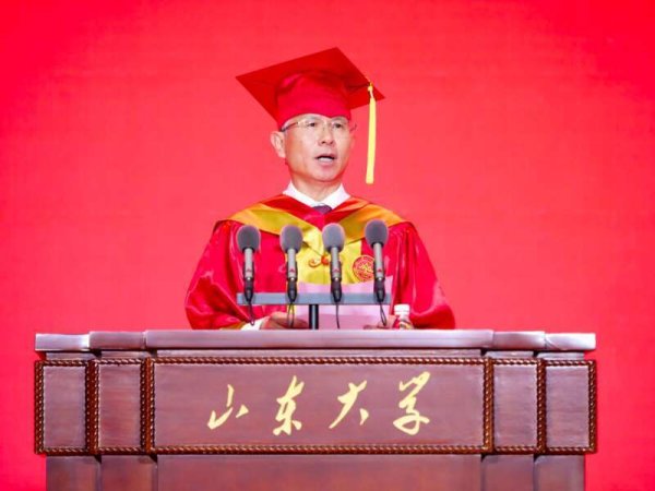 西安高新配资 山东大学校长李术才寄语毕业生：始终保持对新知的渴望、对未知的好奇