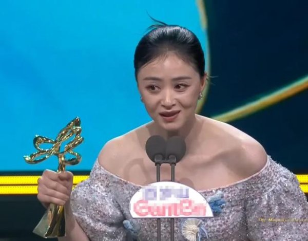 贵盈配资 蒋欣获白玉兰最佳女配！“儿媳”关晓彤落泪颁奖，这一路，她走了34年，她值得！