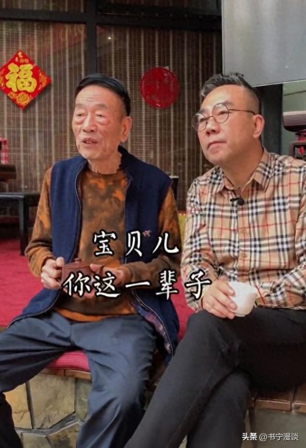 广盛配资 榨干最后一口气！94岁杨少华高温天被儿子推着赚钱瘦骨嶙峋太可怜