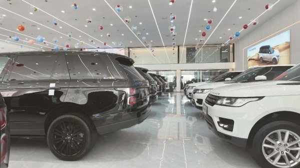 股鑫所 外观是黑底漆是灰 色差肉眼难辨 市民买二手路虎遇“颜色陷阱”